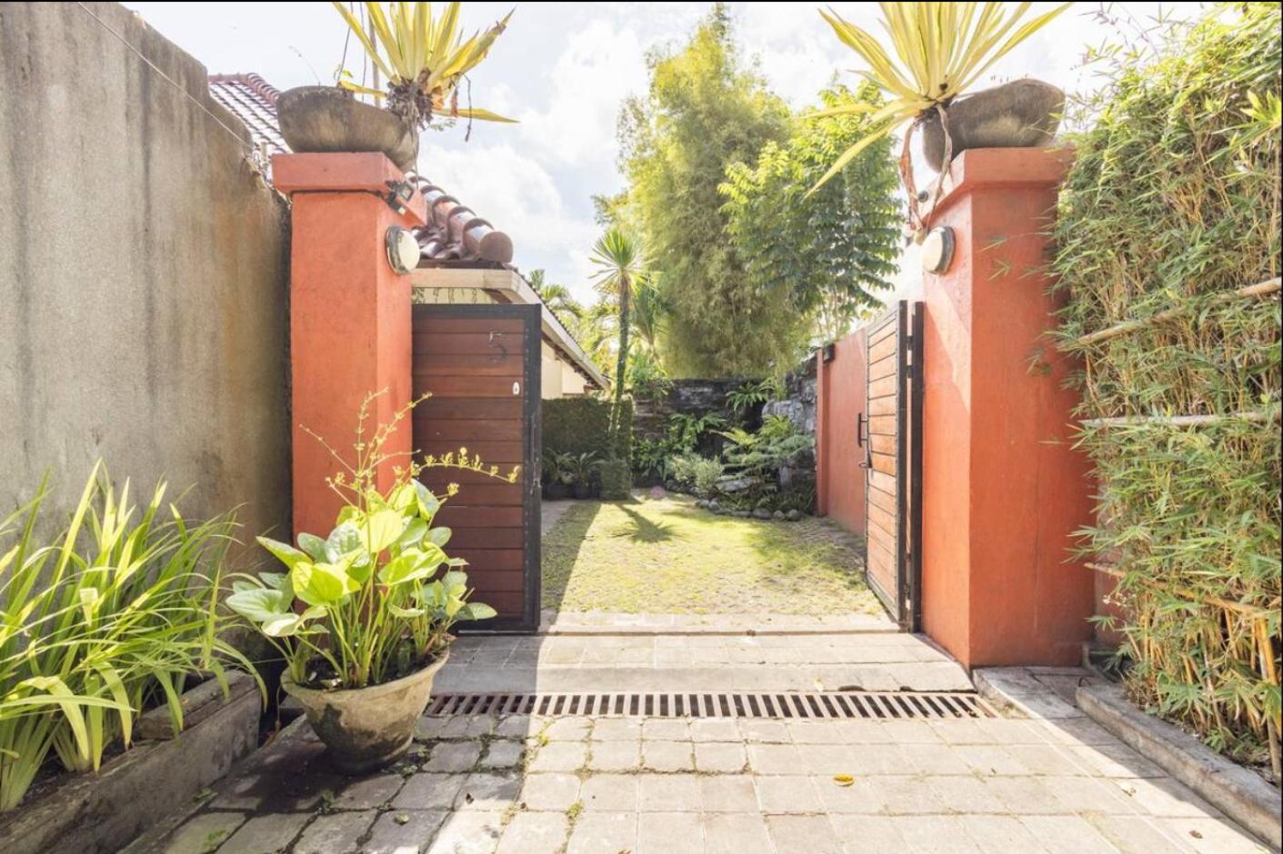 Villa Relaxing Tropical Oasis Nestled Between Canggu & Seminyak (Bali)